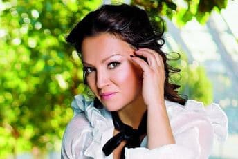 Nina Badrić umjesto u samoizolaciji, pjevala na korona zabavi Nina Badrić umjesto u samoizolaciji, pjevala na korona zabavi