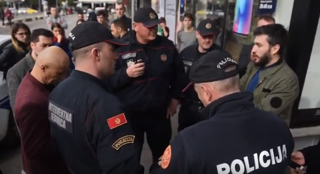 VIDEO: Incident tokom protesta studenata ispred VDT-a VIDEO: Incident tokom protesta studenata ispred VDT-a