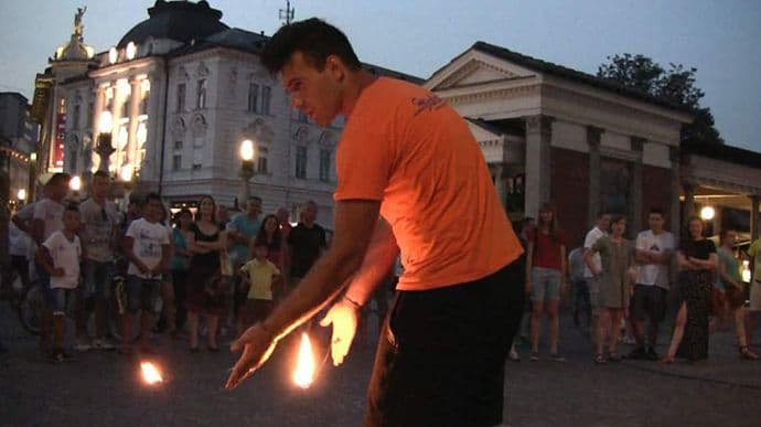 Neki trikovi su opasni, ali oni sa vatrom i noževima su najatraktivniji FOTO: Privatna arhiva