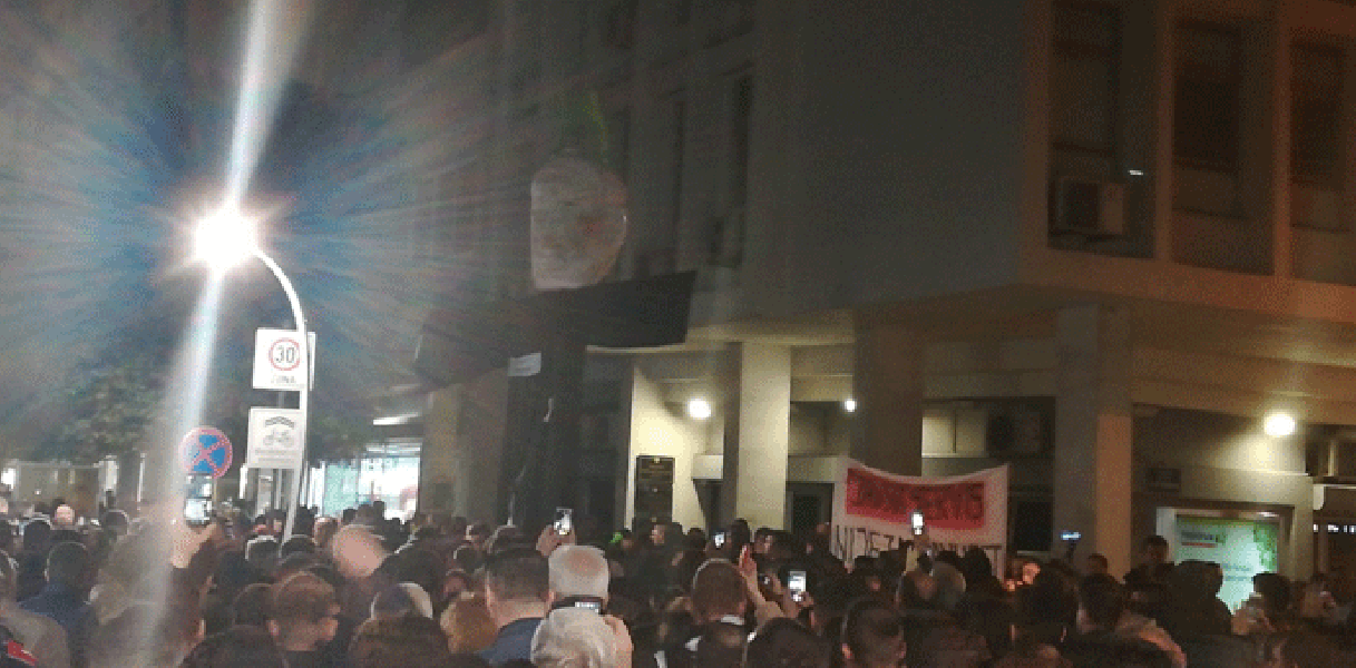 POLICIJA: Tokom protesta više osoba gađalo policiju i objekte koje obezbjeđuju POLICIJA: Tokom protesta više osoba gađalo policiju i objekte koje obezbjeđuju