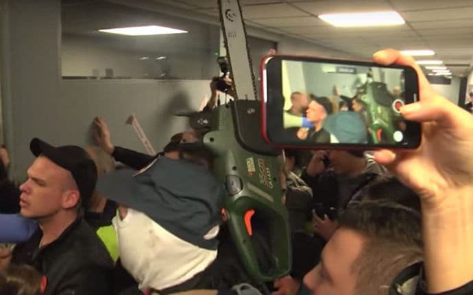 Demonstrant sa fantomkom i motornom testerom u ruci ulazi u RTS (VIDEO) Demonstrant sa fantomkom i motornom testerom u ruci ulazi u RTS (VIDEO)