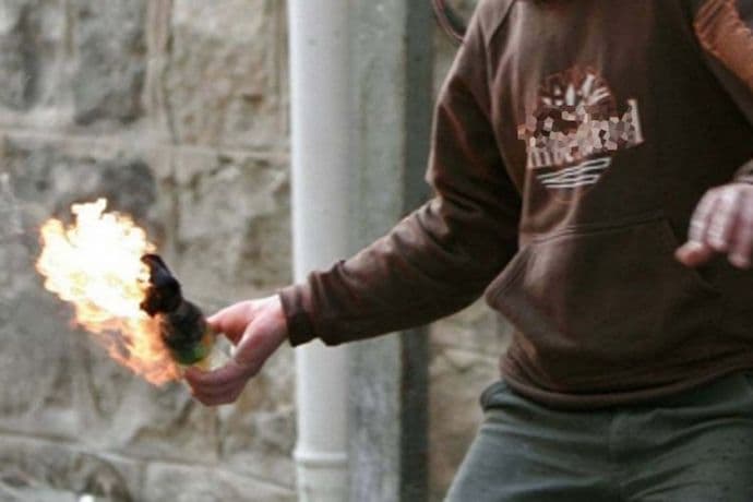 Izbacili ga iz kafića, vratio se pa zapalio lokal i jednog gosta Izbacili ga iz kafića, vratio se pa zapalio lokal i jednog gosta