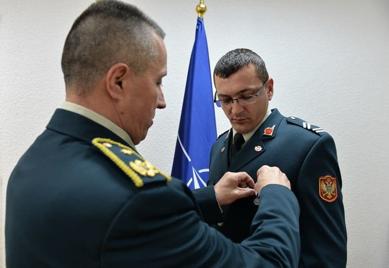 Stariji vodnik I klase Željko Vukčević odlikovan NATO medaljom za izuzetne zasluge Stariji vodnik I klase Željko Vukčević odlikovan NATO medaljom za izuzetne zasluge