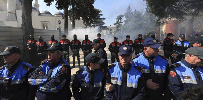 Demonstranti pokušali da uđu u zgradu parlamenta u Tirani Foto: Tanjug / AP, Hektor Pustina