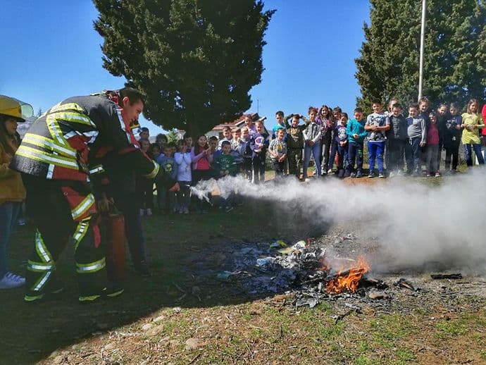 Vatrogasci održali edukativni čas đacima u Farmacima Vatrogasci održali edukativni čas đacima u Farmacima