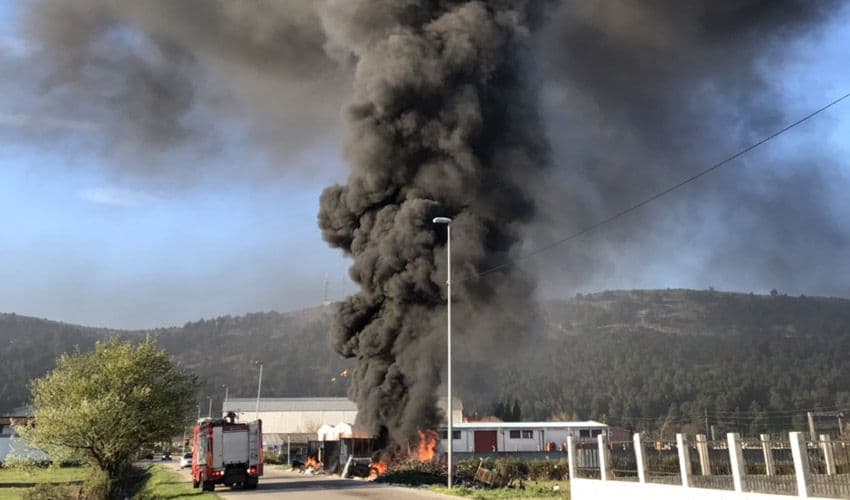 Ugašen požar u Baru, pored kontejnera gorelo preko 100 guma Ugašen požar u Baru, pored kontejnera gorelo preko 100 guma