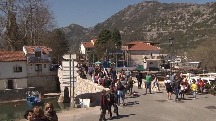 Virpazar: Posjetioci uživaju u hrani, piću,prirodi.... Virpazar: Posjetioci uživaju u hrani, piću,prirodi....