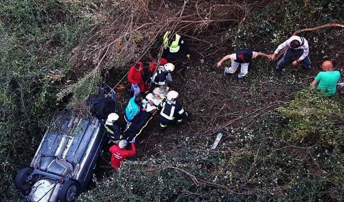 Sletio s magistrale i prevrnuo se na krov na putu Bar-Ulcinj Sletio s magistrale i prevrnuo se na krov na putu Bar-Ulcinj