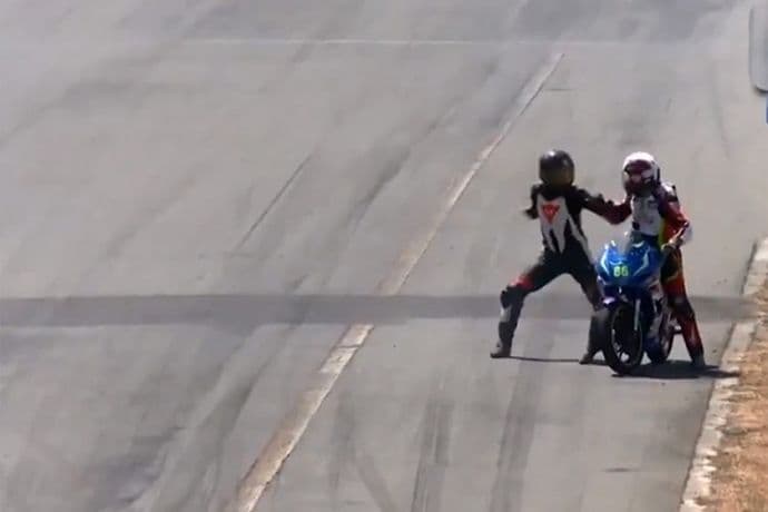 Motociklisti se potukli usred trke Motociklisti se potukli usred trke