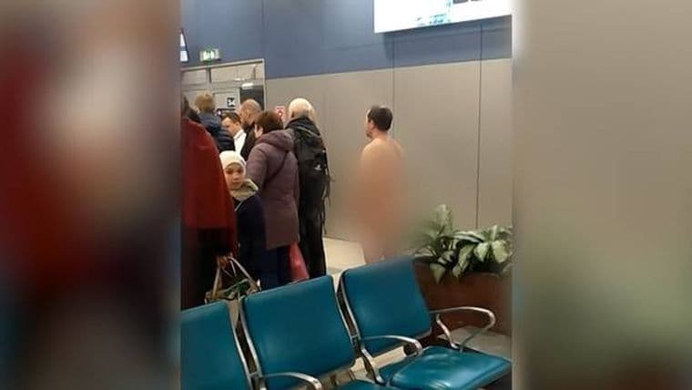 Potpuno obnažen muškarac pokušao da se ukrca u avion Potpuno obnažen muškarac pokušao da se ukrca u avion