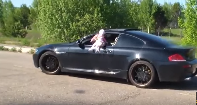 VIDEO: Izbacio dijete kroz prozor Bmw-a pa nagazio gas VIDEO: Izbacio dijete kroz prozor Bmw-a pa nagazio gas
