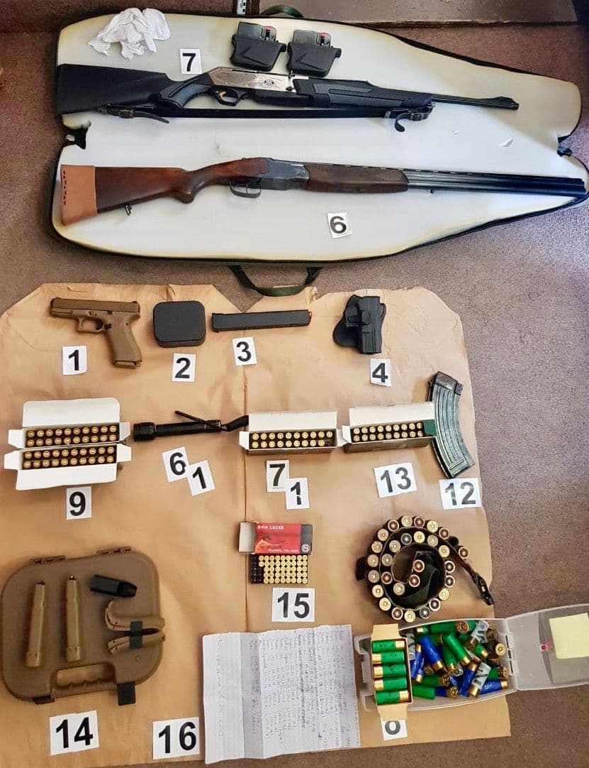 Policija uhapsila kamataša, kod njega pronađen arsenal oružja Policija uhapsila kamataša, kod njega pronađen arsenal oružja