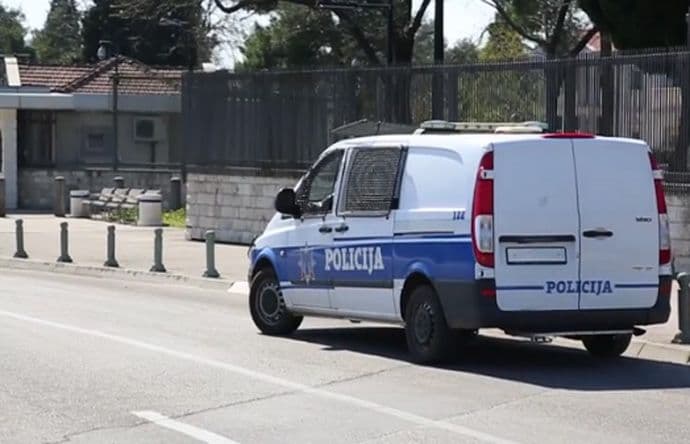 Jedna osoba upala u dvorište Ambasade SAD-a, pa potom uhapšena Foto: Screenshot Fos media