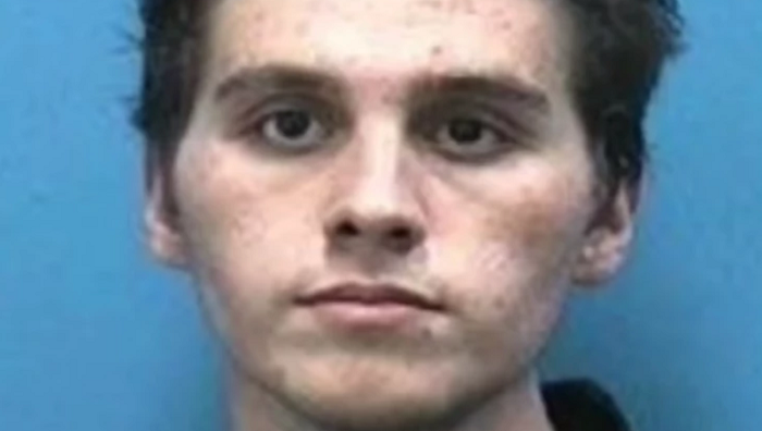 Ubio dvoje ljudi, policija nije mogla da ga skine sa muškarca koga je ubadao i grizao Ubio dvoje ljudi, policija nije mogla da ga skine sa muškarca koga je ubadao i grizao