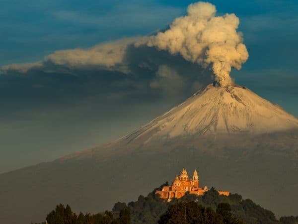 Popokatapetl izbacuje pepeo do 2.500 metara u visinu Popokatapetl izbacuje pepeo do 2.500 metara u visinu