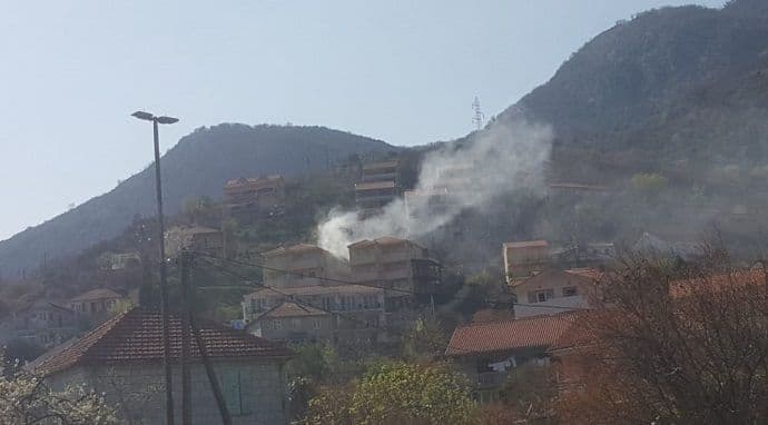 Ugašen požar u Kamenarima, vatra zahvatila i zgradu Ugašen požar u Kamenarima, vatra zahvatila i zgradu