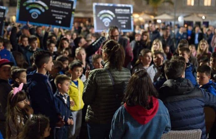 Pogledajte kako je Tivat obilježio „Sat za planetu“ (FOTO, VIDEO) Pogledajte kako je Tivat obilježio „Sat za planetu“ (FOTO, VIDEO)