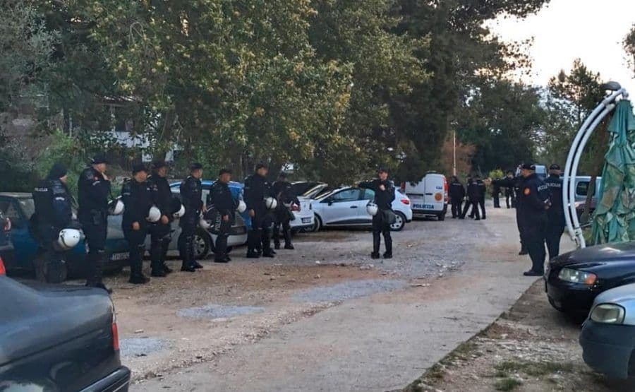 Policija se povukla, vjernici SPC odbranili nelegalnu krstionicu Policija se povukla, vjernici SPC odbranili nelegalnu krstionicu