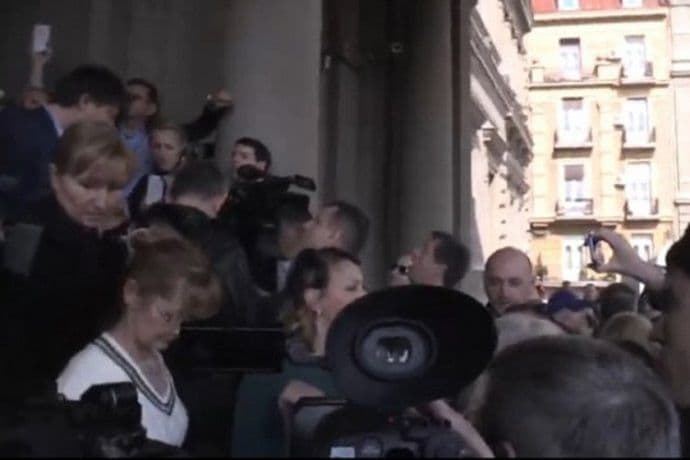 Blokirana zgrada Skupštine Beograda: Psovke, uvrede i Hitna pomoć Foto: Screenshot