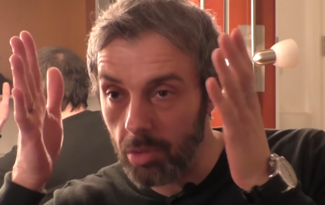 "U bre što mrzim tu adresu, tu živi onaj Šiptar... Ja mu kažem: 'To mi je otac'" "U bre što mrzim tu adresu, tu živi onaj Šiptar... Ja mu kažem: 'To mi je otac'"