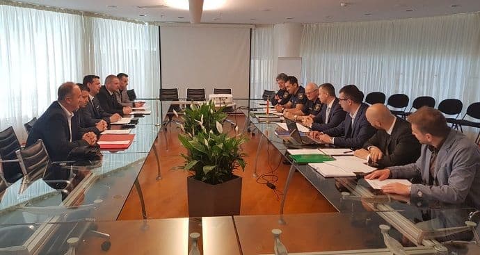 Zajednički rad na suzbijanju nelegalnog prevoza između Crne Gore i Hrvatske Zajednički rad na suzbijanju nelegalnog prevoza između Crne Gore i Hrvatske