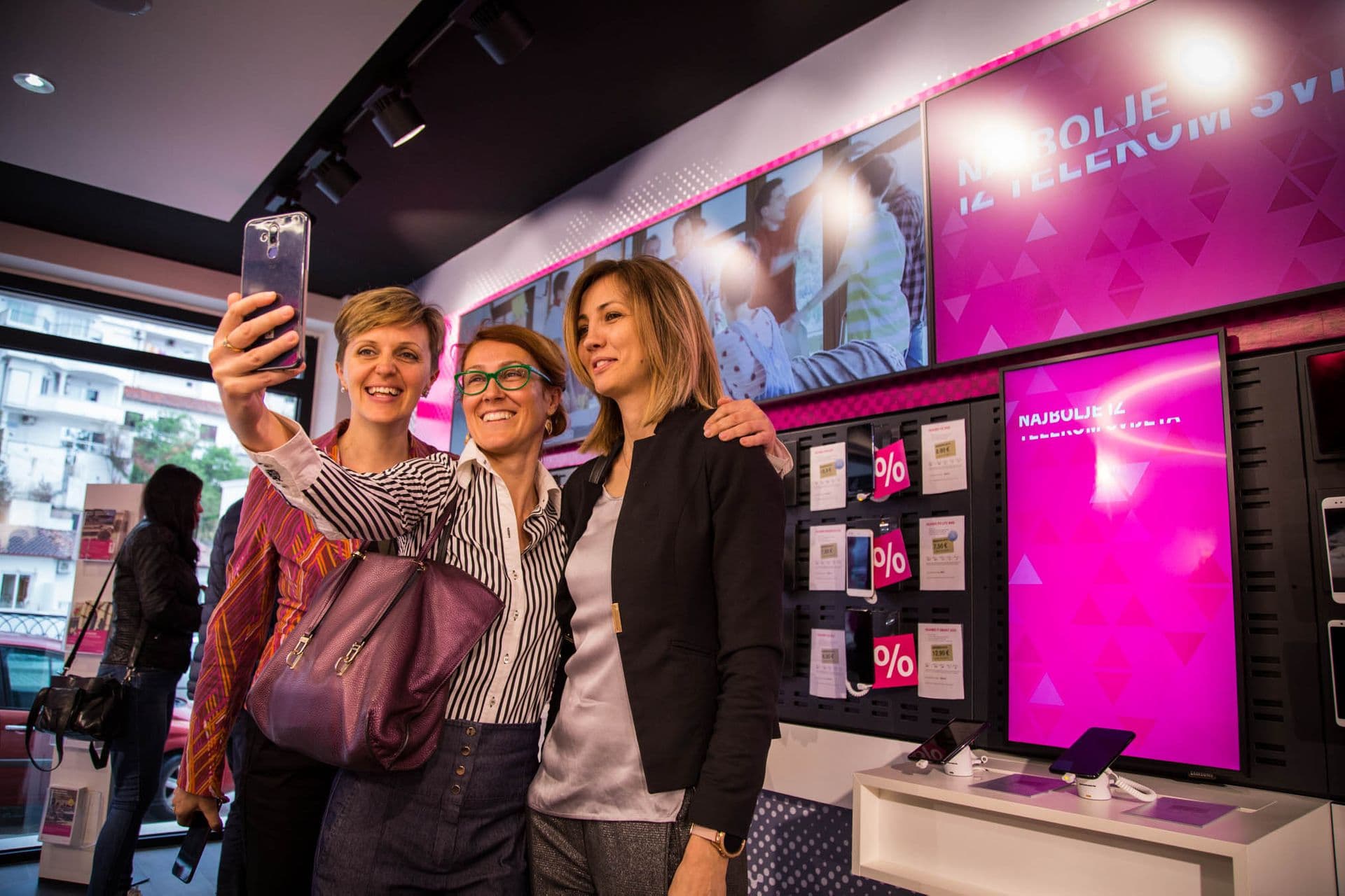 Otvoren novi multimedijalni T-Centar u Ulcinju Otvoren novi multimedijalni T-Centar u Ulcinju