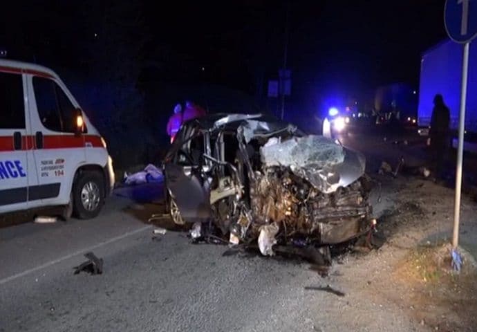 Zakucali se u šleper, dva mladića poginula Zakucali se u šleper, dva mladića poginula