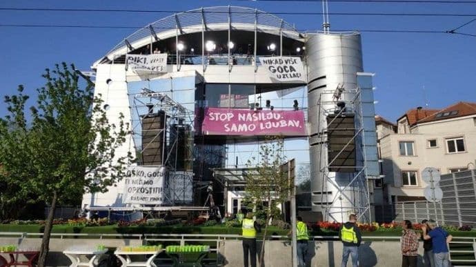 Vijenac i fotografija Ivanovića ispred zgrade Pink TV u Beogradu Vijenac i fotografija Ivanovića ispred zgrade Pink TV u Beogradu