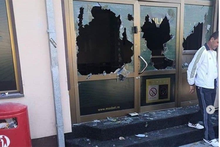 Masovna tuča navijača Partizana, demolirana kladionica Foto: Instagram