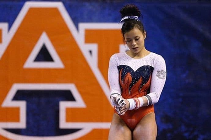 Gimnastičarka pri doskoku slomila obje noge (VIDEO) Gimnastičarka pri doskoku slomila obje noge (VIDEO)