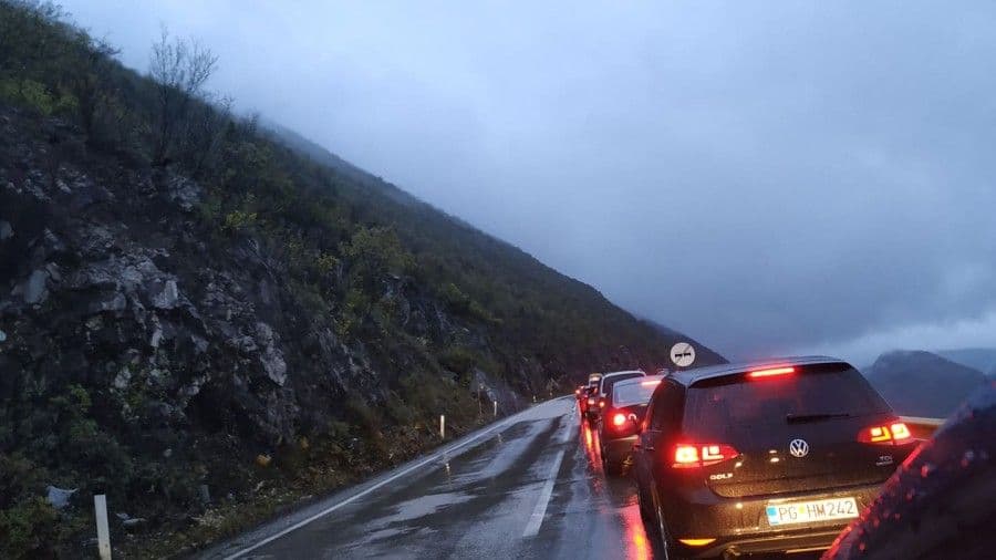 Na putu Podgorica-Nikšić jedna osoba teže povrijeđena Na putu Podgorica-Nikšić jedna osoba teže povrijeđena