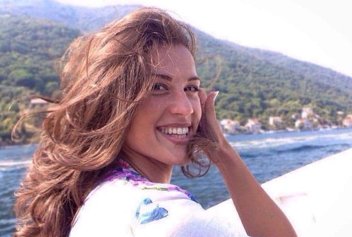 Vinogradi, ljetnji povjetarac, lepršava haljina, lokne... Vinogradi, ljetnji povjetarac, lepršava haljina, lokne...