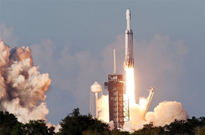 SpaceX uspio prizemljiti sva tri dijela Falcon Heavy-a (VIDEO) SpaceX uspio prizemljiti sva tri dijela Falcon Heavy-a (VIDEO)