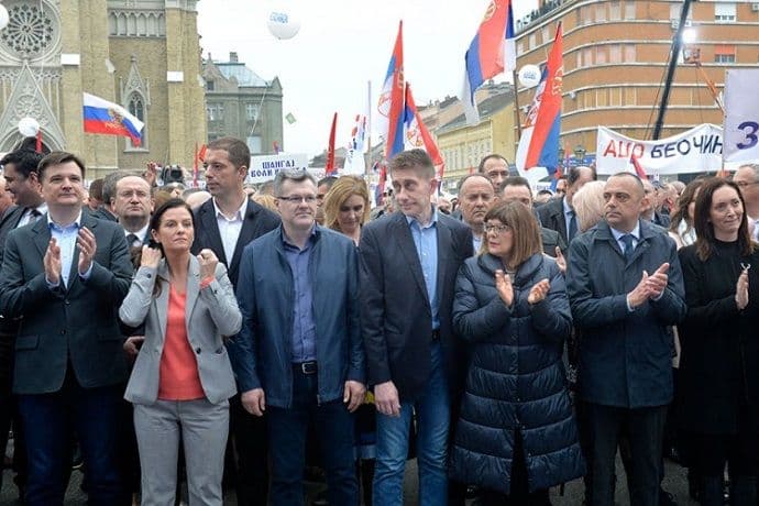 Poslanici vladajuće koalicije danju i noću u Skupštini Srbije Poslanici vladajuće koalicije danju i noću u Skupštini Srbije