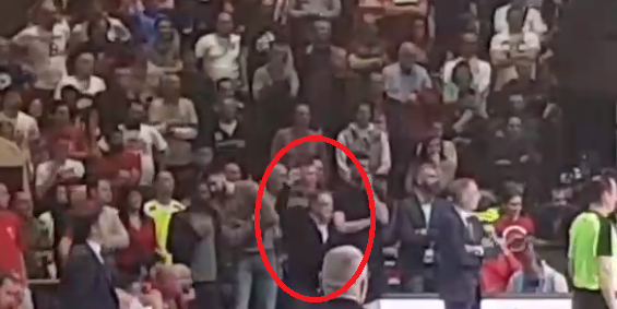 SKANDAL U PIONIRU: Predsjednik Zvezde salutirao navijačima koji su urlali "Silov`o te Čović Bokane" SKANDAL U PIONIRU: Predsjednik Zvezde salutirao navijačima koji su urlali "Silov`o te Čović Bokane"