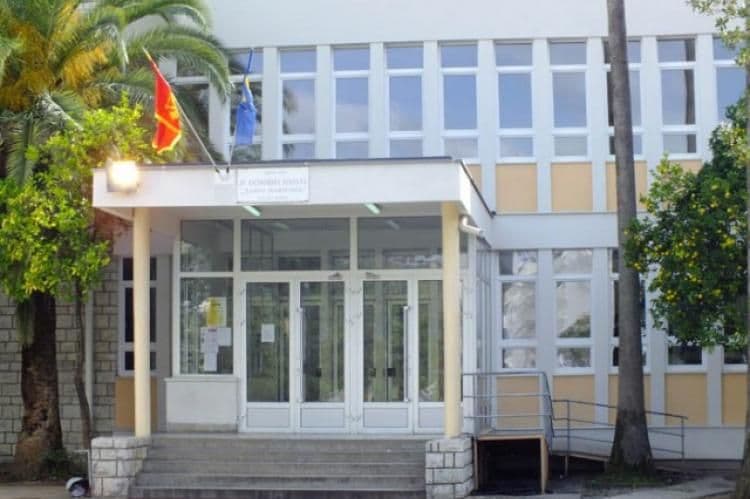 Maloljetnici tukli dječaka u školskom toaletu Maloljetnici tukli dječaka u školskom toaletu