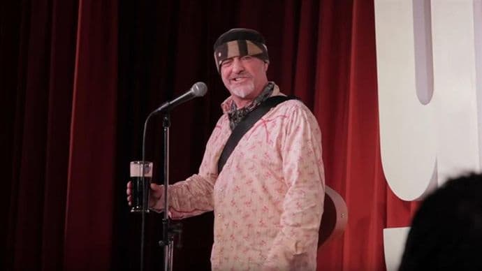 Komičar preminuo na bini, publika se smijala Komičar preminuo na bini, publika se smijala