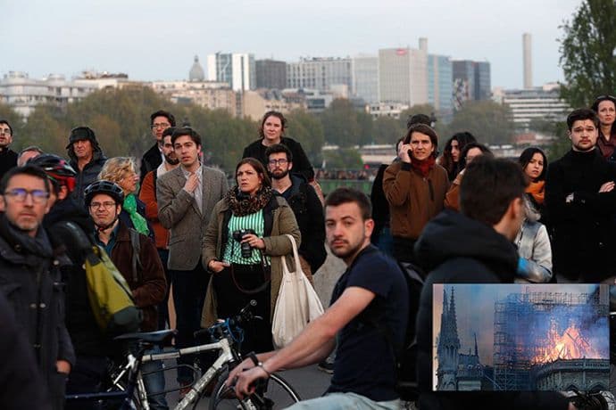 Šok i nevjerica na licima Parižana, gledaju kako nestaje simbol Francuske Foto: Tanjug/AP