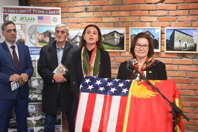 Ambasadorka SAD otvorila izložbu fotografija ''Staro Rožaje'' Ambasadorka SAD otvorila izložbu fotografija ''Staro Rožaje''