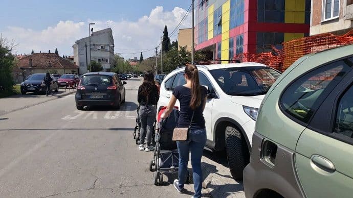 Trotoar kao parking: Majke sa djecom u kolicima primorane da idu ulicom Trotoar kao parking: Majke sa djecom u kolicima primorane da idu ulicom