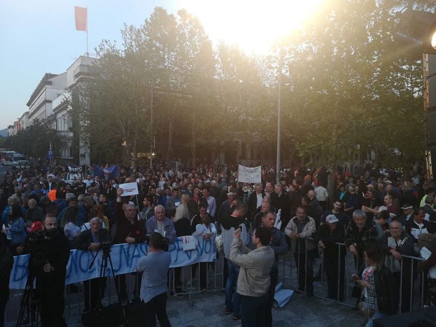 Ispred zgrade RTCG zatražili ostavke, pozvali Kneževića da dostavi dokaze Ispred zgrade RTCG zatražili ostavke, pozvali Kneževića da dostavi dokaze