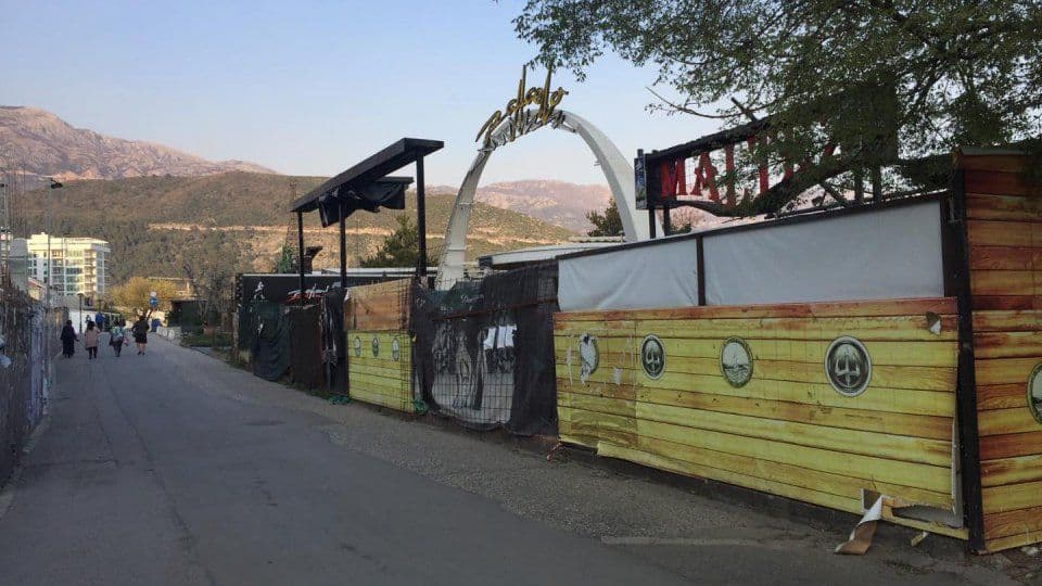 Zakupci priječili rušenje lokala, Kovačević svoj objekat polio benzinom Zakupci priječili rušenje lokala, Kovačević svoj objekat polio benzinom