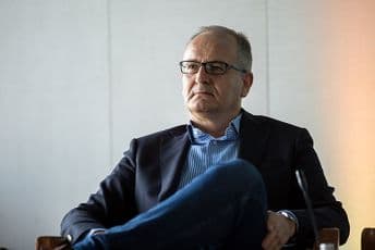 Šuković: Abazoviću, da li je Rade Milošević prijatelj koji Vam je poklonio kriptovani telefon? Šuković: Abazoviću, da li je Rade Milošević prijatelj koji Vam je poklonio kriptovani telefon?