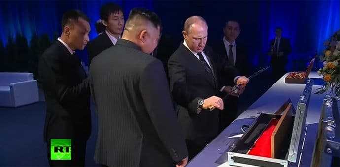 Kim i Putin razmijenili mačeve (VIDEO) Kim i Putin razmijenili mačeve (VIDEO)