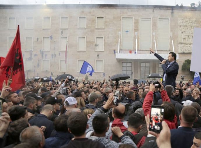 Albanija: Opozicija blokirala puteve, traži se ostavka vlade Albanija: Opozicija blokirala puteve, traži se ostavka vlade