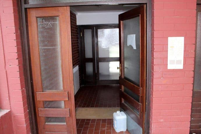 Brat nožem u vrat ubo sestru, ljekari joj se bore za život Brat nožem u vrat ubo sestru, ljekari joj se bore za život