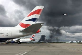 Eksplozija i veliki požar kod aerodroma u Londonu
