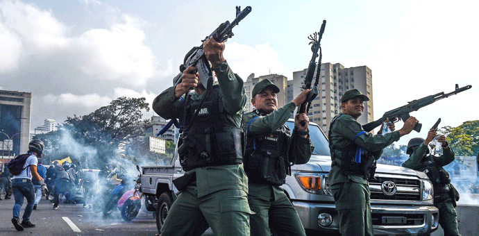 Karakas: Vojna vozila gaze demonstrante, povrijeđene 52 osobe Foto: Federico Parra/AFP/Getty Images