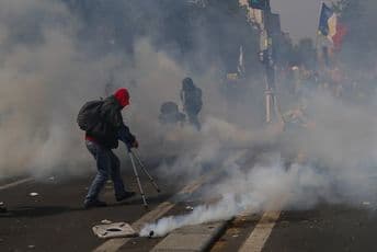 Haos na ulicama Pariza: Sukobi demonstranata i policije, 165 uhapšenih