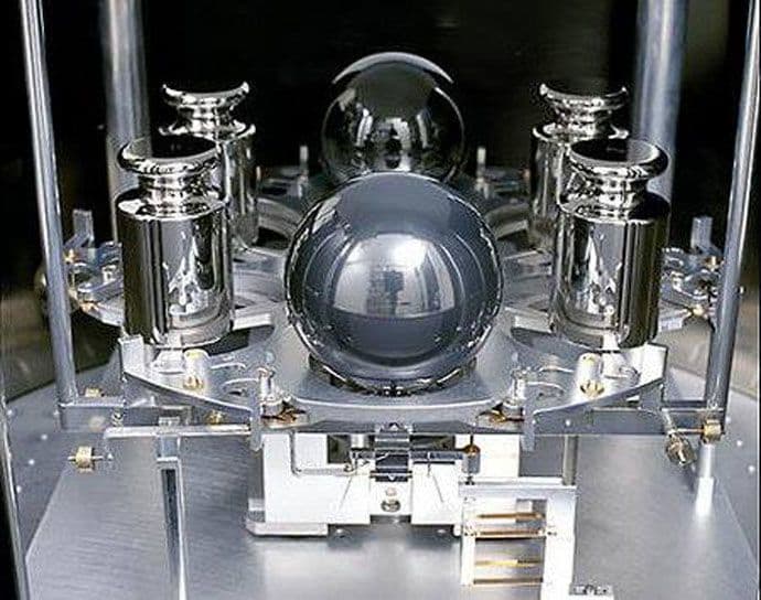 Kilogram je mrtav! Živio kilogram! Kilogram je mrtav! Živio kilogram!
